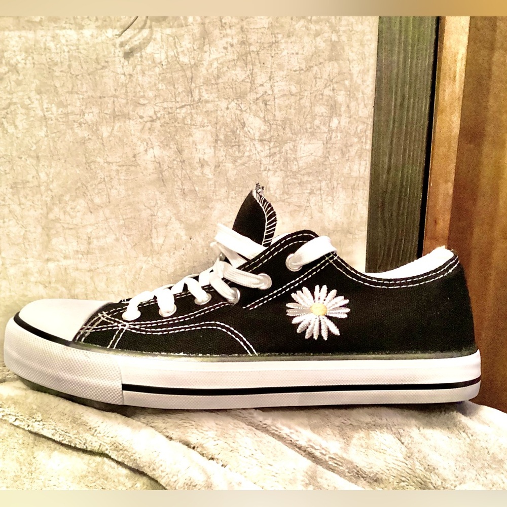 NWOT Black & White ZY Canvas Shoes. Daisy Flower Embroidery, Size: US 11 / EU 42 - Picture 5 of 9